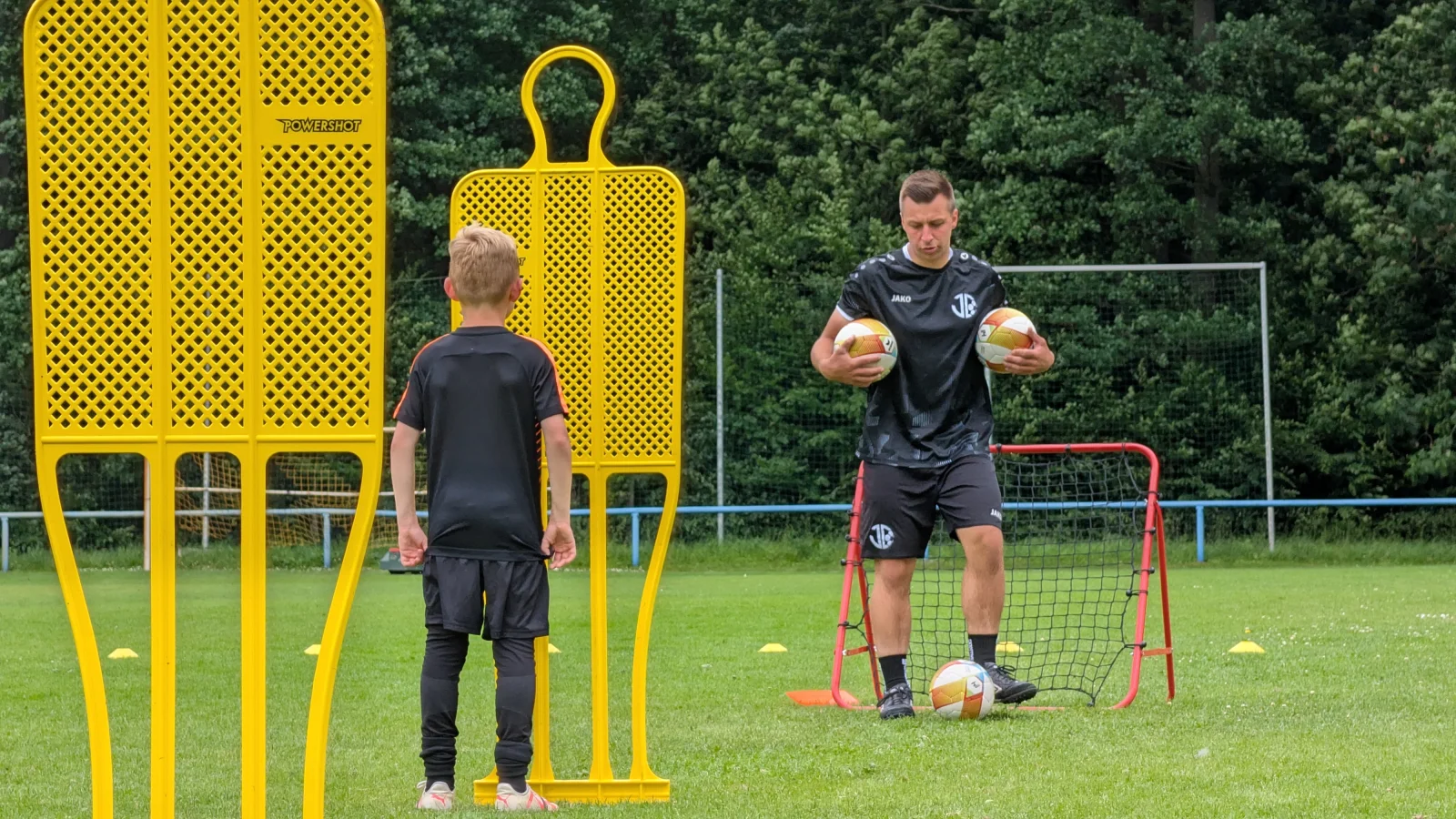 Junger Spieler auf dem Platz